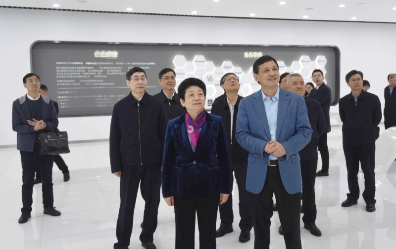 黄莉新2.jpg
